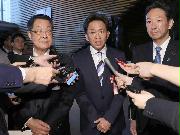 農福連携等推進会議後、記者団の質問に答えるＴＯＫＩＯの城島茂さん（中央）。左は吉川貴盛農水相＝２５日午後、首相官邸（春名中撮影）