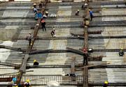 同市の建設現場で作業する作業員（中国新聞社）