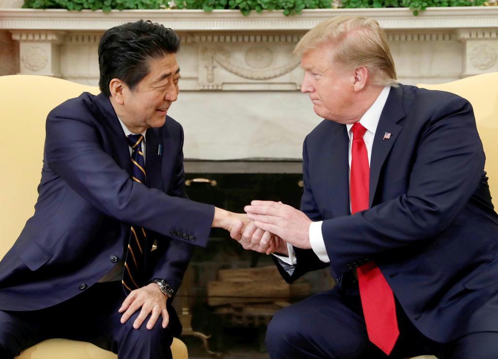 ホワイトハウスで会談する安倍晋三首相（左）とトランプ米大統領＝２６日、米ワシントン（ロイター）