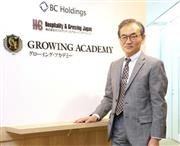 インタビューに応じるホスピタリティ＆グローイング・ジャパンの有本均社長＝東京都新宿区