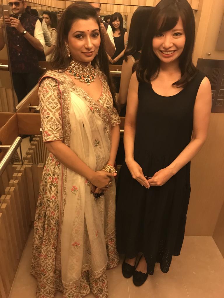 パキスタンとの国境近くに位置するインドの都市、アムリトサル。宿泊先のホテルのエレベーターで、結婚パーティーに参加するという女性と一緒になりました（川上涼子さん提供）