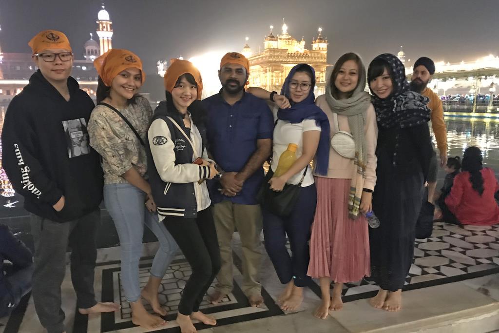 インドのアムリトサルにはシーク教徒の総本山、ゴールデンテンプル（黄金寺院）があります。操縦士やCAの仲間たちと訪れました（川上涼子さん提供）