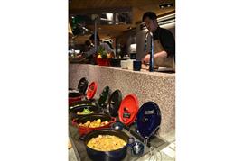 東京・有楽町にオープンしたGAP認証の農産物を使ったビュッフェレストラン「グランイート銀座」。安心・安全なメニュー約４０品目が並ぶ＝東京都中央区（佐久間修志撮影）