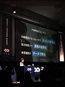 自社のサービスであるクラウド型受付システムの有用性を審査員や投資家にうったえる橋本真里子さん。持ち時間3分の間に要点を簡潔に話す（本人提供）