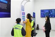 同公園で人工知能（ＡＩ）による身体測定を体験する市民＝中国新聞社
