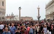 観光客で混雑するイタリア北部ベネチアのサンマルコ広場　＝２０１８年４月（ロイター＝共同）