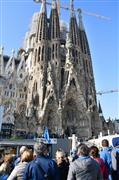 サグラダ・ファミリア教会を訪れる観光客＝２月、スペイン・バルセロナ（共同）