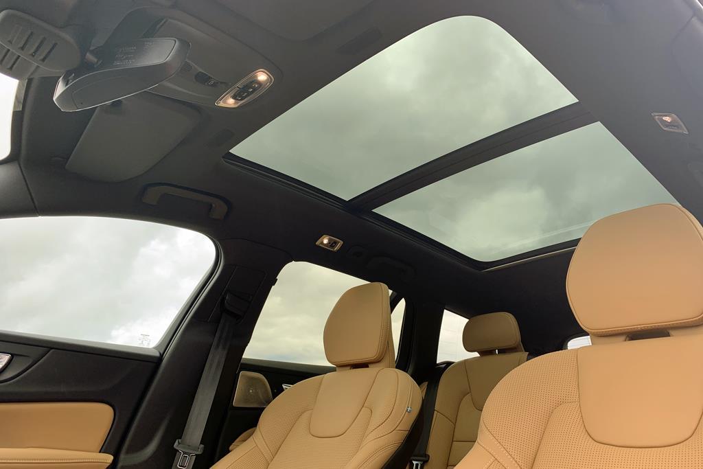 後席まで伸びる大型サンルーフ
