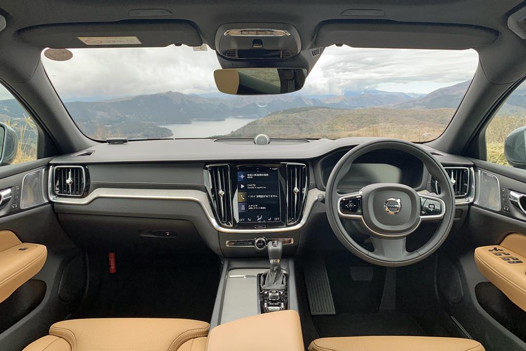 洗練されたインテリアと眼前に広がる箱根の山