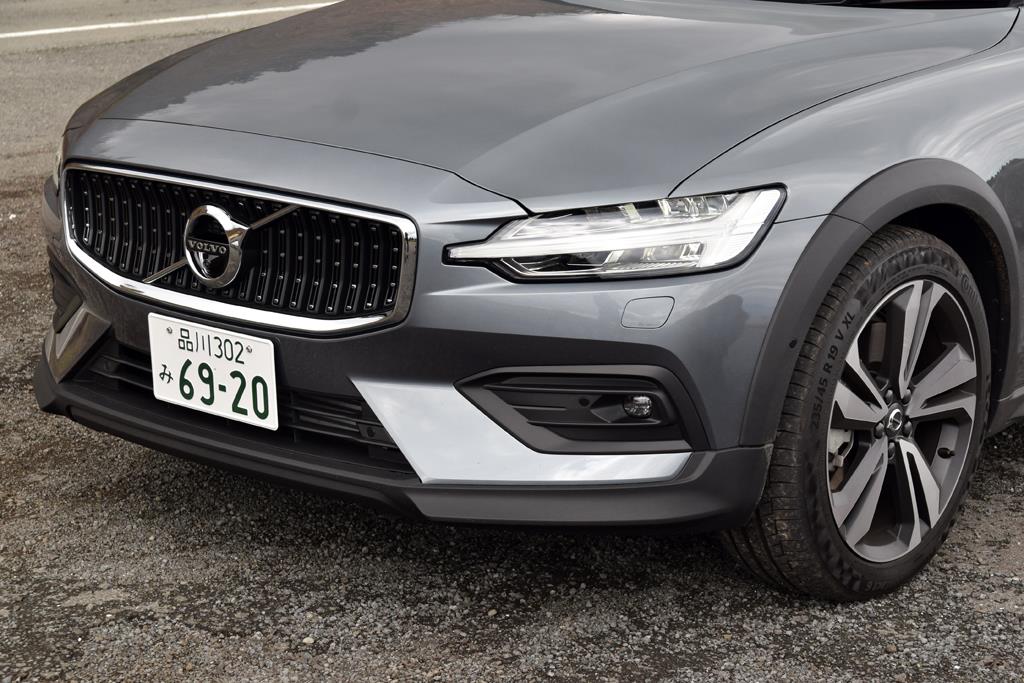 Ｖ６０クロスカントリー。ヘッドランプのＴシェイプはボルボのアイコン