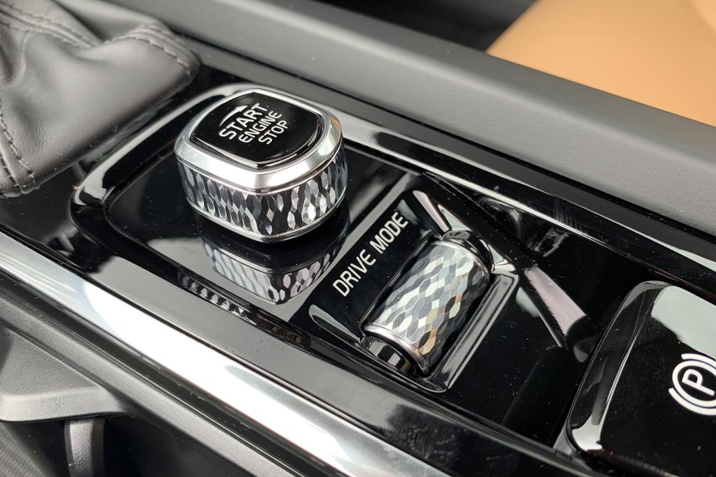 ジュエリーのようなエンジンスイッチと、改善してほしいドライブモードスイッチ