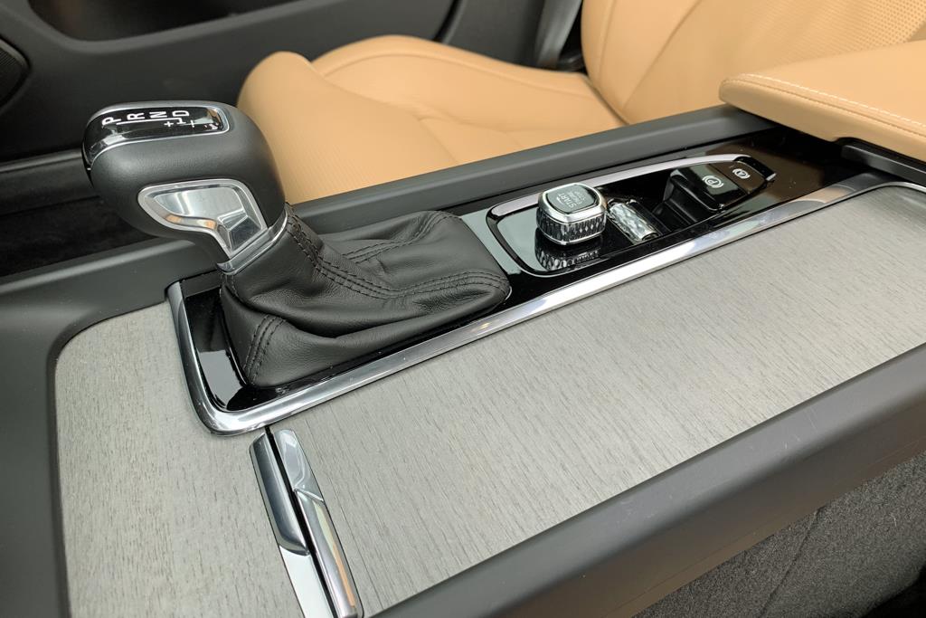 ドリフトウッド（流木）を再現したパネルで北欧の自然を表現している