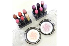 「コフレドール」春の新色。左がイエベ用の口紅とほお紅、右がブルベ用。比べてみれば色傾向が一目瞭然