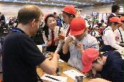 プラモデルの製作体験をする子供たち＝８日、静岡市駿河区（石原颯撮影）