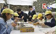 静岡ホビーショーの会場でミニ四駆の制作を体験する子どもたち＝８日午前、静岡市駿河区