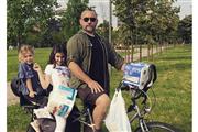 娘たちと自転車に乗るアンドレア・ベッラティ