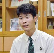 猪野屋博さんへの感謝の思いを述べる崎元颯馬さん＝１０日、那覇市