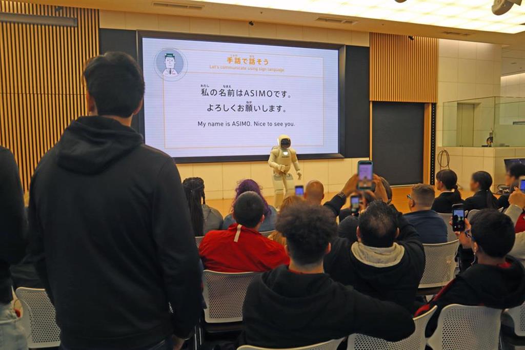 ウエルカムプラザでパフォーマンス