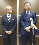 ＬＩＸＩＬグループ取締役の瀬戸欣哉氏（右）＝１３日午後、東京都中央区