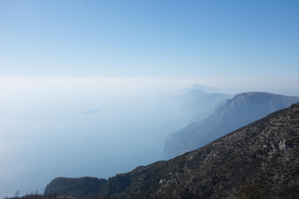 イタリアのアマルフィ海岸には「PATH OF THE GODS（神の道）」というハイキングコ－スがあります。眼下には圧巻の絶景！　子供たちも一緒に楽しめたおすすめルート（鶴崎さん提供）