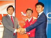 浜野製作所の浜野慶一社長（中央）と提携したＯ２の松本晋一社長（右）、リバネスの丸幸弘社長＝１０日、東京都墨田区