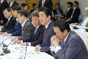 　未来投資会議であいさつする安倍首相＝１５日午後、首相官邸