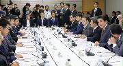 　首相官邸で開かれた未来投資会議。右から２人目はあいさつする安倍首相＝１５日午後