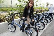パナソニックの電動アシスト付きＩｏＴシェアサイクル。スマートフォンのアプリを利用し、自転車側のバーコードを読み取ることで解錠できる　＝１６日、横浜市港北区（撮影・産経デジタル　後藤恭子）