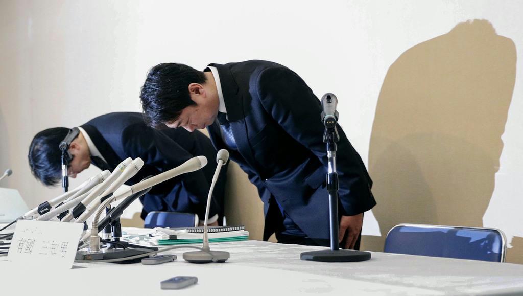 　記者会見の冒頭、一礼するスルガ銀行の有国三知男社長（右）＝１５日午後、静岡県沼津市