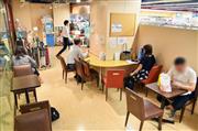 東京都内にあるコンビニエンスストアのイートインスペース
