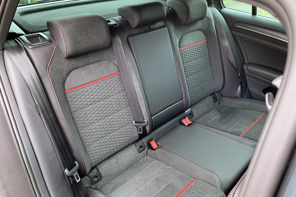 十分な広さを確保したリヤシート