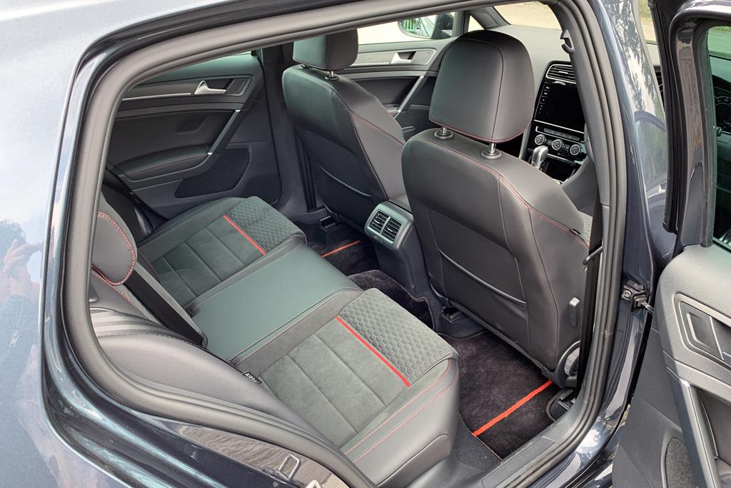 十分な広さを確保した後席スペース