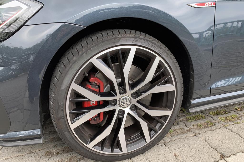 １９インチの専用アルミホイール