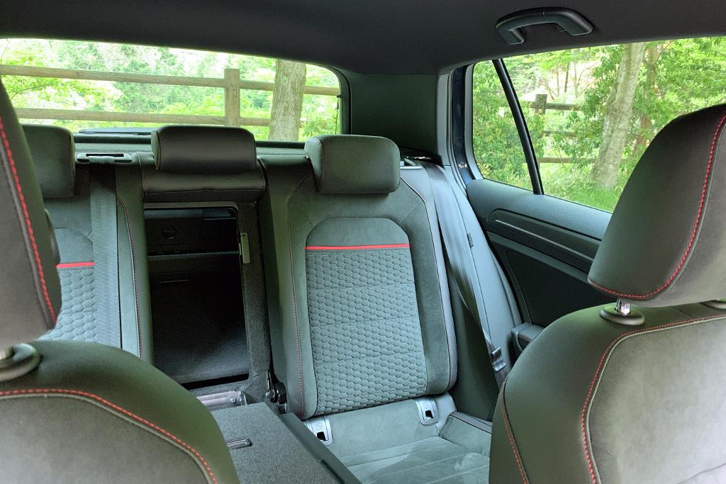 後方視界は良好。トランクスルー機構も備える