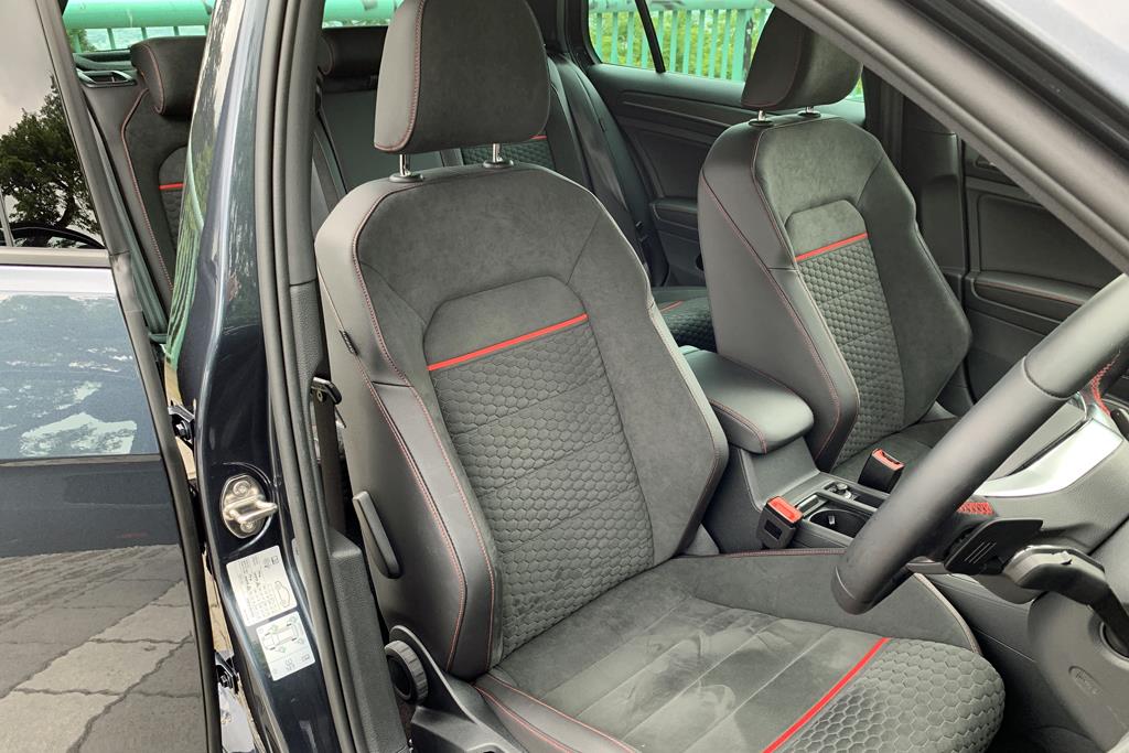 レッドラインとハニカムデザインをあしらった専用マイクロフリースシート