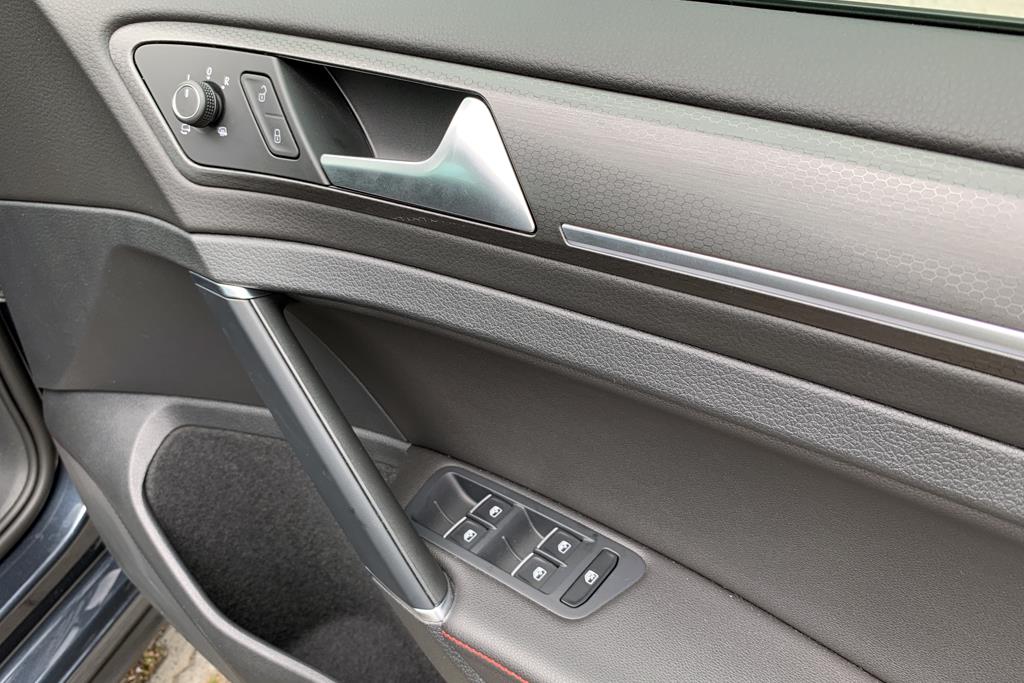 実はドアトリムのパネルにもさりげなくハニカム柄を採用している