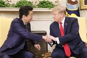 握手する安倍首相（左）とトランプ米大統領＝４月２６日、ワシントンのホワイトハウス（共同）