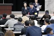 宿泊業界への外国人労働者の受け入れ拡大に向け、国内で初めて実施された新たな在留資格「特定技能」の試験の受験者ら＝４月１４日午後、東京・霞が関