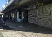 シャッターを下ろした店舗や貸店舗