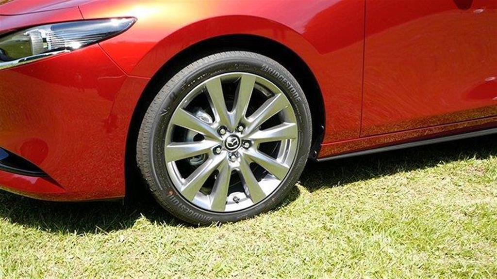 フロントサスペンションはストラット式