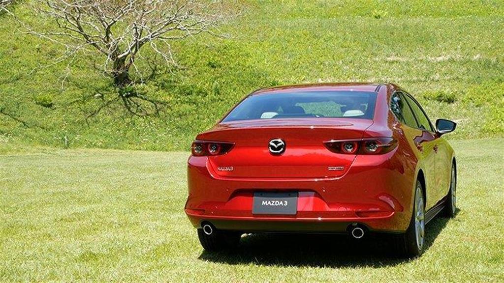 セダンとハッチバック（マツダはファストバックと呼びます）の2種類のボディタイプが用意されていますが今回はセダンモデル