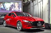 発表されたマツダの新型車「マツダ３」＝２４日、東京都品川区（飯田英男撮影）
