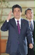 出邸する安倍晋三首相＝２４日午前、首相官邸（春名中撮影）