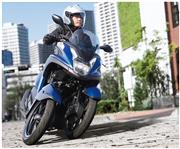 「トリシティ１５５」全長１９８０ミリ／全幅７５０ミリ／全高１２１０ミリ　排気量１５５ｃｃ　燃費４３・４キロ／リットル（時速６０キロ）。希望小売価格４７万５２００円（税込み）。ＡＴ限定普通自動二輪免許で運転可