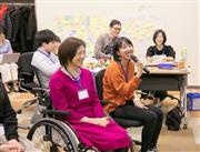 視覚障害者や車椅子の利用者らを招いて実施されたワークショップ