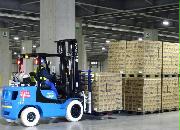 アサヒ飲料群馬配送センターに保管されている在庫商品＝群馬県館林市（同社提供）