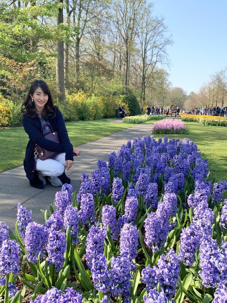 オランダの航空会社で乗務する清水みなさん。オランダのキューケンホフ公園は世界最大規模の花の公園。チューリップは4～5月ですが、開園中はいつ訪れてもきれいな花が咲いています（本人提供）