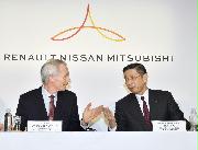 今年３月、記者会見するルノーのジャンドミニク・スナール会長（左）と日産自動車の西川広人社長兼ＣＥＯ＝横浜市の日産自動車本社