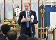 あいさつする武田薬品工業のクリストフ・ウェバー社長＝２８日、大阪市