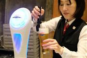 新型のビールの注ぎ口が付いたサーバーから注がれる「スーパードライ　エクストラコールド」は、従来型よりもきめ細やかな泡を生み出す＝東京都墨田区